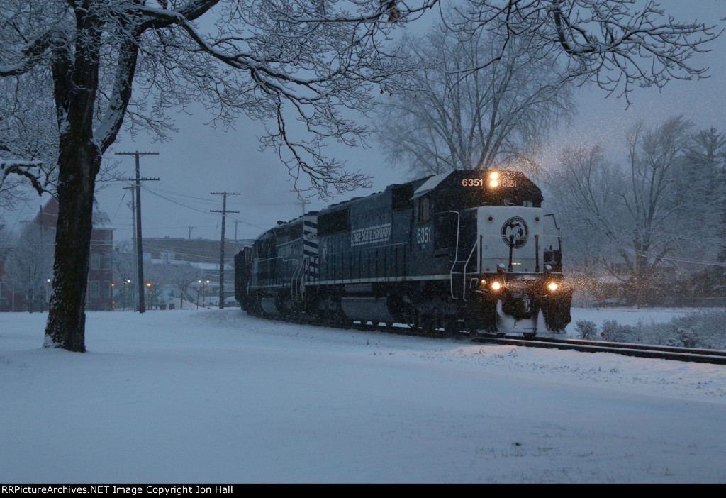 The beams of light from 6351 pierce the falling snow as Z127 slowly works its way south just after dawn